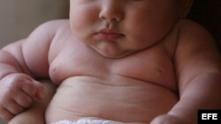 Foto de archivo (28/02/04) de un bebé de tres meses que pesa 8 kg.