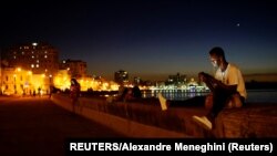 Foto Archivo. Un cubano intenta conectarse a Internet desde el Malecón de La Habana.