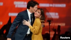 El primer ministro de Canadá, Justin Trudeau, besa a su esposa, Sophie Gregoire Trudeau, tras conocer su victoria en las elecciones federales.