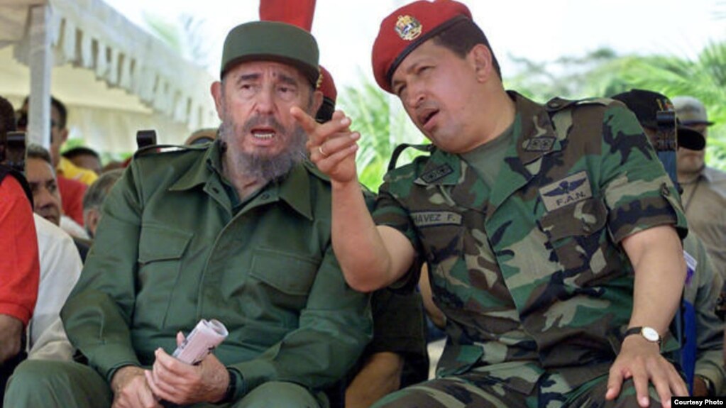 Fidel Castro y Hugo Chávez en Venezuela en 2001 (Archivo).
