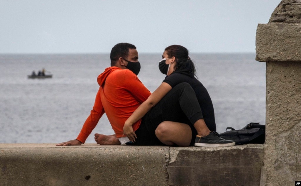 Verliebte am Malecón, inmitten des Coronavirus-Ausbruchs, der besonders Havanna betrifft. | Bildquelle: Radio Televisión Martí | Bilder sind in der Regel urheberrechtlich geschützt
