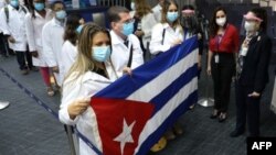 Llegada de médicos cubanos a Panamá el 24 de diciembre de 2020. (AFP / Aeropuerto Tocumen)