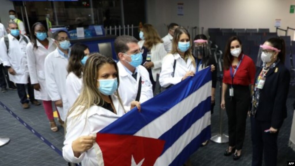 Llegada de médicos cubanos a Panamá el 24 de diciembre de 2020. AFP PHOTO / Aeropuerto Tocumen