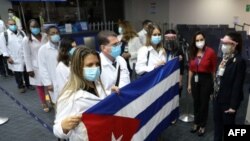 Llegada de médicos cubanos a Panamá el 24 de diciembre de 2020. AFP PHOTO / Aeropuerto Tocumen
