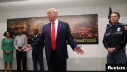 El presidente Donald Trump se reunió con los rescatistas en El Paso, Texas, el 7 de agosto de 2019. REUTERS/Leah Millis