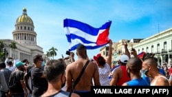 Cubanos frente al Capitolio de La Habana durante una manifestación contra el gobierno el 11 de julio de 2021.