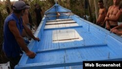 Balseros cubanos muestran cómo construyeron su embarcación