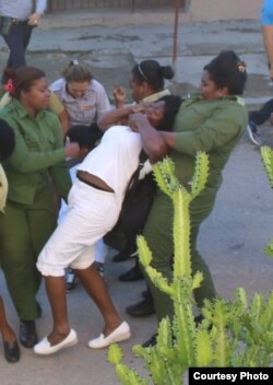 Detención de Berta Soler en 126 DomingoRepresivo vs. #TodosMarchamos Foto Angel Moya