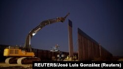 Trabajadores de la construcción laboran en un tramo del muro a lo largo de la frontera en Nuevo México, Estados Unidos, en enero de 2021. Foto: REUTERS/José Luis González.