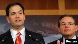 Los senadores cubanoamaericanos Robert Menendez (D-NJ) y Marco Rubio (R-FL)