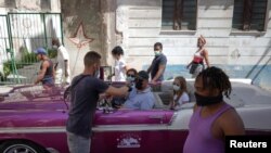 El regreso de los turistas preocupa a los cubanos, en medio de una crisis sanitaria sin precedentes en el país. (REUTERS/Alexandre Meneghini)