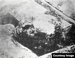 Grabado del cadáver de José Martí al inhumar sus restos en el Cementerio General de Santiago de Cuba, 1895.