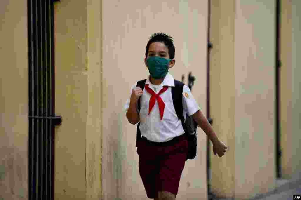 Estudiante usando tapabocas para protegerse del coronavirus