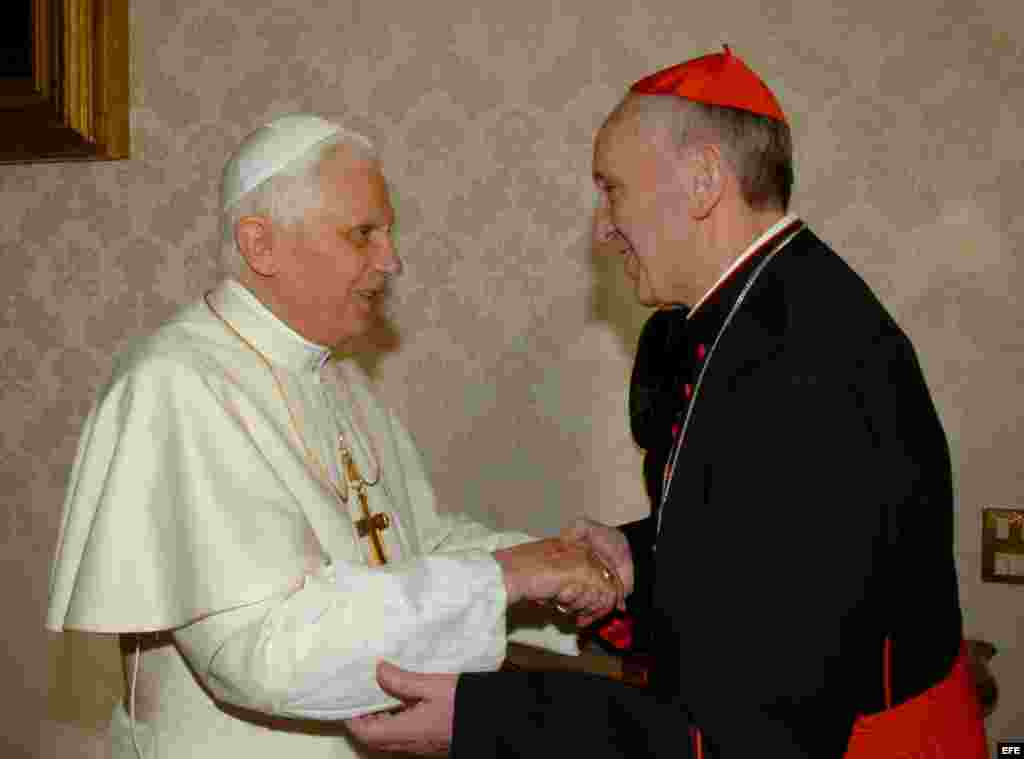 El papa Benedicto XVI (i) saluda al cardenal arzobispo de Buenos Aires, Jorge Mario Bergoglio, durante su encuentro en la Biblioteca Privada del Sumo Pontífice en el Vaticano.