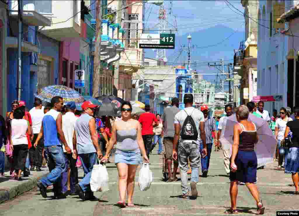 Calle Enramadas, principal arteria comercial de Santiago de Cuba.