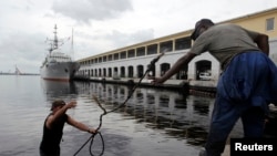 Trabajadores portuarios en el Puerto de La Habana. REUTERS/Stringer 