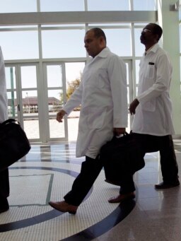 Médicos cubanos en Brasilia en un entrenamiento previo a incorporarse al programa Mais Médicos.