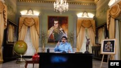 Maduro posa en su despacho de Miraflores. 