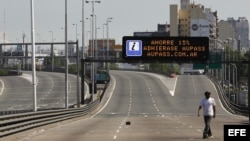  Un hombre camina por la entrada de la Autopista 9 de Julio Sur el martes 20 de noviembre de 2012, durante el bloqueo del Puente Pueyrredón, Buenos Aires (Argentina). atos enfrentados con el Gobierno de Cristina Fernández y que, hasta el momento, transcur
