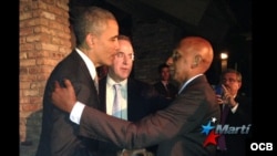 Momento en que el presidente Barack Obama saluda al disidente Guillermo Fariñas