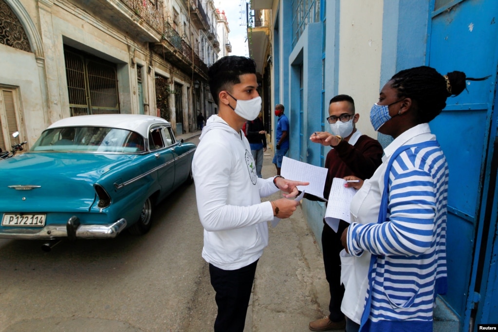 Medizinstudenten führen eine Umfrage in einem Viertel von Havanna durch, um bei den Bewohnern nach Symptomen von COVID-19 zu suchen. | Bildquelle: Radio Televisión Martí | Bilder sind in der Regel urheberrechtlich geschützt
