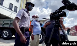 Equipo de prensa extranjera confrontado por la policía cuando intentaban filmar en San Isidro.