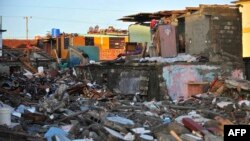 Habitantes de Baracoa limpian los escombros tras la destrucción dejada por el huracán Matthew en octubre de 2016.