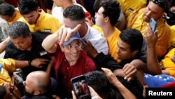 El líder de la oposición venezolana y candidato a las primarias presidenciales Henrique Capriles se dirige a la audiencia, en Caracas.