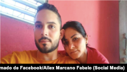 Angel Jesús Véliz y su madre Ailex Marcano. Tomado de Facebook/Ailex Marcano Fabelo