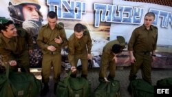 Soldados israelíes ingresan en el ejército en la base militar de Tel Hashomer, cerca de Tel Aviv (Israel).
