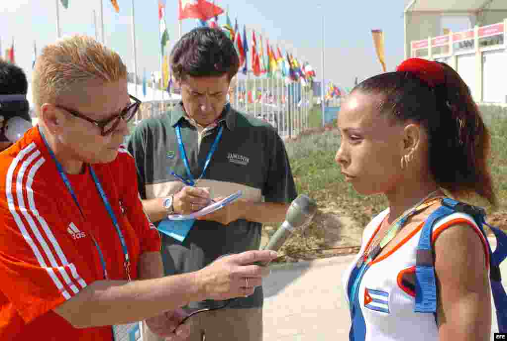 La atleta cubana Mariela González,de maratón,con las prendas de ropa de la marca Adidas en los juegos olímpicos de Atenas 2004.