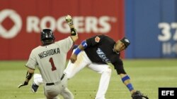 El paracortos de Azulejos Yunel Escobar en un partido antre Azulejos y Mellizos.