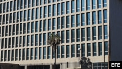 Vista general del edificio donde funciona la Sección de Intereses de Estados Unidos en La Habana (Cuba).