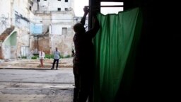Un hombre prepara un colegio electoral en Cuba.