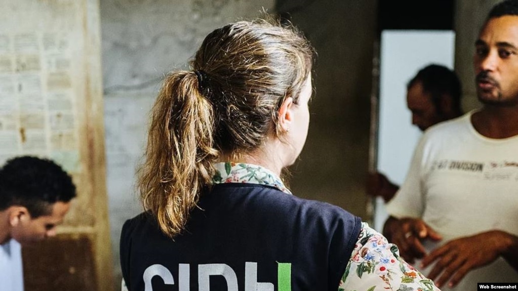 Una integrante de la CIDH en una de las visitas a países de la región.
