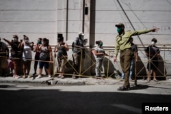 Un soldado organiza una cola para comprar alimentos en La Habana. REUTERS/Alexandre Meneghini