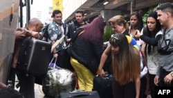 Médicos cubanos en el aeropuerto de Brasilia, antes de viajar de regreso a la isla.