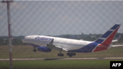 Avión de Cubana despega de Bolivia con 226 médicos cubanos