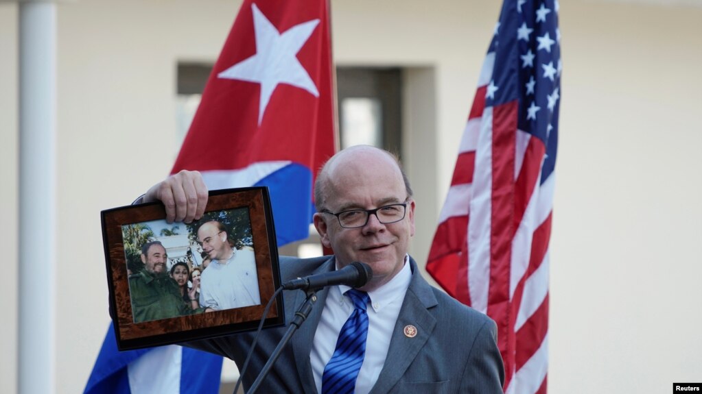 James McGovern muestra una foto suya junto a Fidel Castro en un evento en el Museo Ernest Hemingway, el 30 de marzo de 2019 en La Habana. REUTERS/Alexandre Meneghini