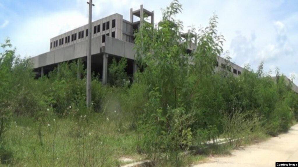 Vista desde el camino real, del Hospital Materno Infantil de Bayamo, una construcción inciada en 1983 y abandonada hasta ahora.