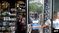 Cubanos en el interior de una tienda en La Habana.