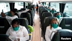 Los médicos cubanos viajan en autobús hasta Andorra. Archivo REUTERS/Juan Medina