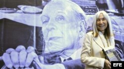 La viuda del escritor Jorge Luis Borges, María Kodama, posa con la imagen del autor al fondo.
