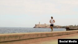 El maratonista cubano Alexis García, corre por el Malecón de La Habana, en una etapa preparatoria a recorrer toda la isla. Tomado de Facebook.