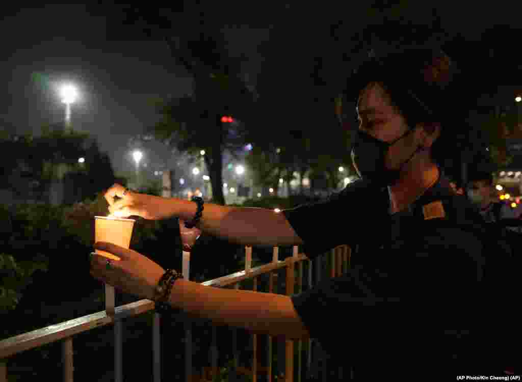 Manifestantes encienden velas para conmemorar el aniversario de la represi&#243;n militar contra un movimiento estudiantil a favor de la democracia en Beijing, en las afueras de Victoria Park, en Hong Kong.