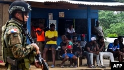 Un agente fronterizo custodia un campamento de migrantes en La Penita, Darién.