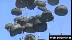 Aviones C-17 de EE.UU. dejan caer cajas con raciones de alimentos y botellas de agua tras el terrmoto en Haití. Archivo