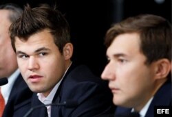 Magnus Carlsen (i), y Serguéi Kariakin (d).