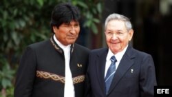 Evo Morales (i), y Raúl Castro (d).
