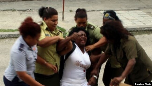 Resultado de imagen para Detienen con violencia a Berta Soler en Cuba